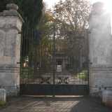villa Palmieri in attuale fase di ristrutturazione. Nonostante sia coperta dalle impalcature, riusciamo comunque a notare l�aspetto compatto e imponente della dimora, ingentilita dal grazioso parco, appartenuta ad alcuni rappresentanti ecclesiastici dei Palmieri
